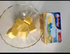 黄油室温软化。拿手一按可以轻松按到底。