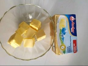 黄油室温软化。拿手一按可以轻松按到底。