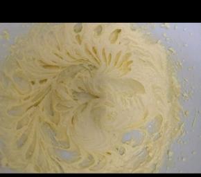 软化好的芝士和黄油加入糖用打蛋器打至发白。