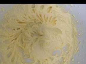 软化好的芝士和黄油加入糖用打蛋器打至发白。