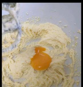 加入蛋黄搅打均匀。
