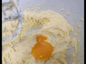 加入蛋黄搅打均匀。