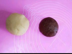 分成两个面团，一个加入可可粉揉匀。