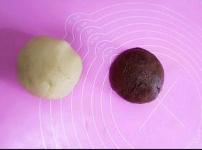 分成两个面团，一个加入可可粉揉匀。