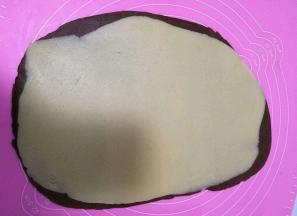 另一个原色也擀成差不多一样大小的。叠上面再擀薄差不多0.5毫米这样。