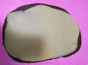 另一个原色也擀成差不多一样大小的。叠上面再擀薄差不多0.5毫米这样。