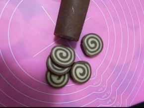 卷起放冰箱冷冻10分钟！切片。