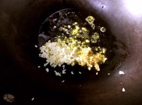 另起锅烧热油，爆香姜、蒜