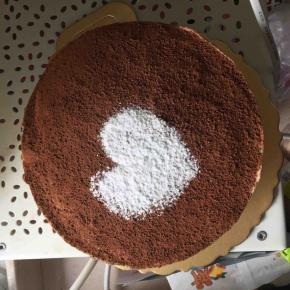 将糖粉筛上图片上