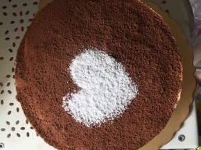 将糖粉筛上图片上