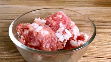 将肉末放入碗中