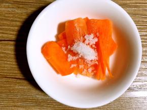 加入盐腌制变软