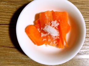 加入盐腌制变软