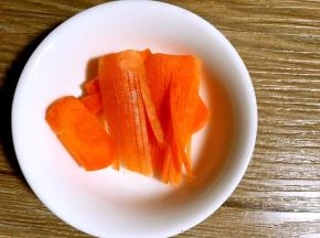 红萝卜分别切灯笼须和灯笼口