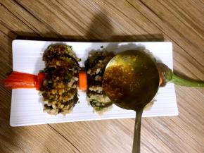 再撒上葱末，将刚调好的料汁淋在茄子灯笼上面即可