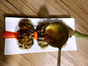 再撒上葱末，将刚调好的料汁淋在茄子灯笼上面即可