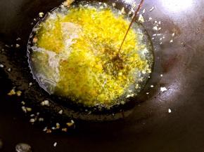 加入少许清水，倒入淀粉水勾芡，淋入生抽拌匀