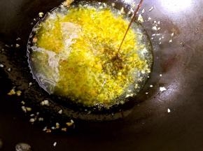 加入少许清水，倒入淀粉水勾芡，淋入生抽拌匀
