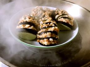 将盘子放入开水锅中蒸10分钟