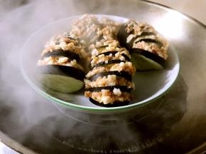 将盘子放入开水锅中蒸10分钟