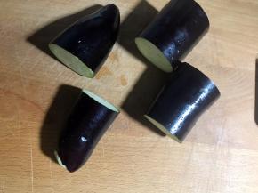 将茄子洗净切块