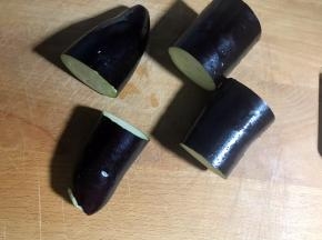 将茄子洗净切块