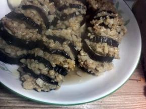 将蒸好的茄子灯笼端出锅