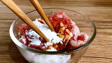 加入盐、料酒、酱油、淀粉拌匀腌制一会