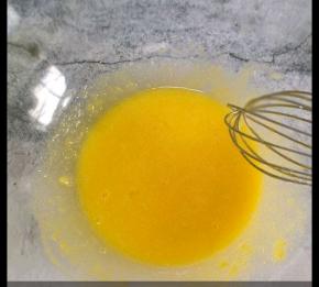 蛋黄加糖和盐搅拌至完全融化。