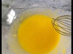 蛋黄加糖和盐搅拌至完全融化。