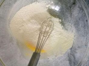 筛入低粉和泡打粉拌匀。