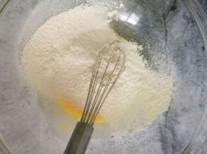 筛入低粉和泡打粉拌匀。