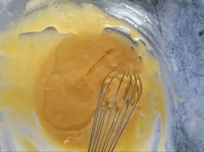 再倒入玉米油搅匀即可。