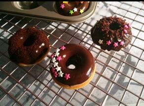 取30克巧克力隔水融化，拿甜甜圈进去蘸一下，等待凝固即可。上面装饰随自己喜好！怎么好看怎么来。