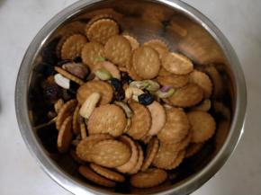 坚果和饼干提前称量好。