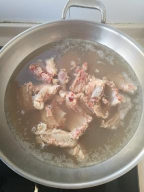 凉水下过水开捞出。