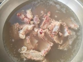 凉水下过水开捞出。