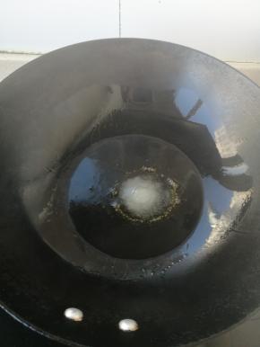 热锅里放油，加入两勺糖。