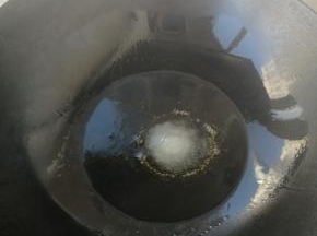 热锅里放油，加入两勺糖。