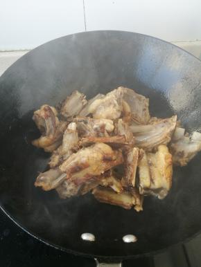 糖变色倒入羊排迅速翻炒均匀。