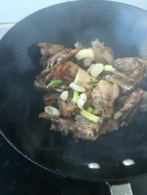 加入花椒葱姜蒜料酒继续翻炒。直到闻到香味。炒出油。