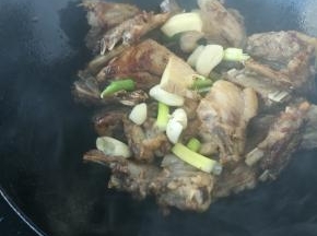 加入花椒葱姜蒜料酒继续翻炒。直到闻到香味。炒出油。