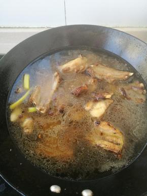 加入水淹过羊排。