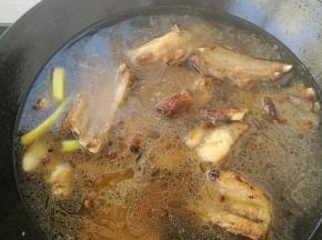 加入水淹过羊排。