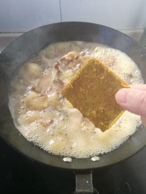 水开加入咖喱。转小火盖盖子炖四十分钟。