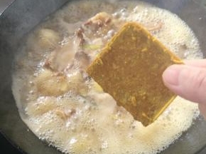 水开加入咖喱。转小火盖盖子炖四十分钟。