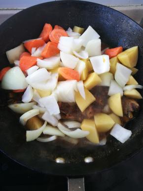 四十分钟后把土豆胡萝卜洋葱全部倒入锅内。加入适量盐大火收汁。