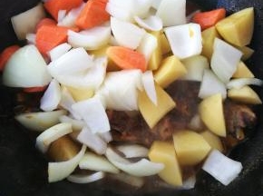 四十分钟后把土豆胡萝卜洋葱全部倒入锅内。加入适量盐大火收汁。