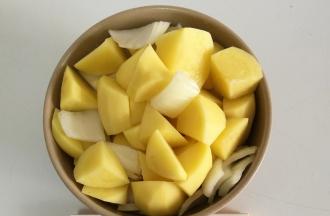 洋葱土豆胡萝卜切稍微大一点的块儿。