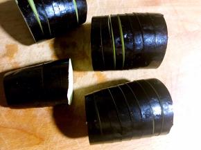 再切成片，茄子皮1厘米处不切断